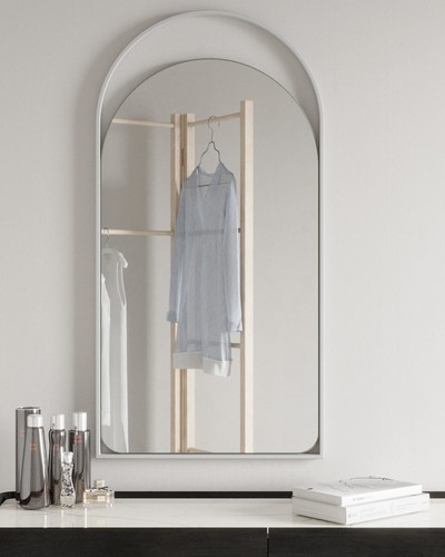 Дизайнерское арочное настенное зеркало Glass Memory Artful  в металлической раме белого цвета